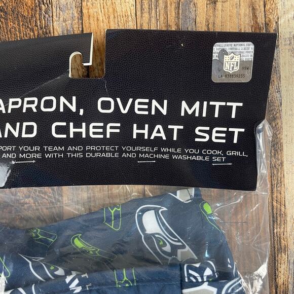 Northwest NFL 3 Piece Team Color and Logo Chef Set: Apron, Oven Mitt & Chef Hat - Picture 3 of 10